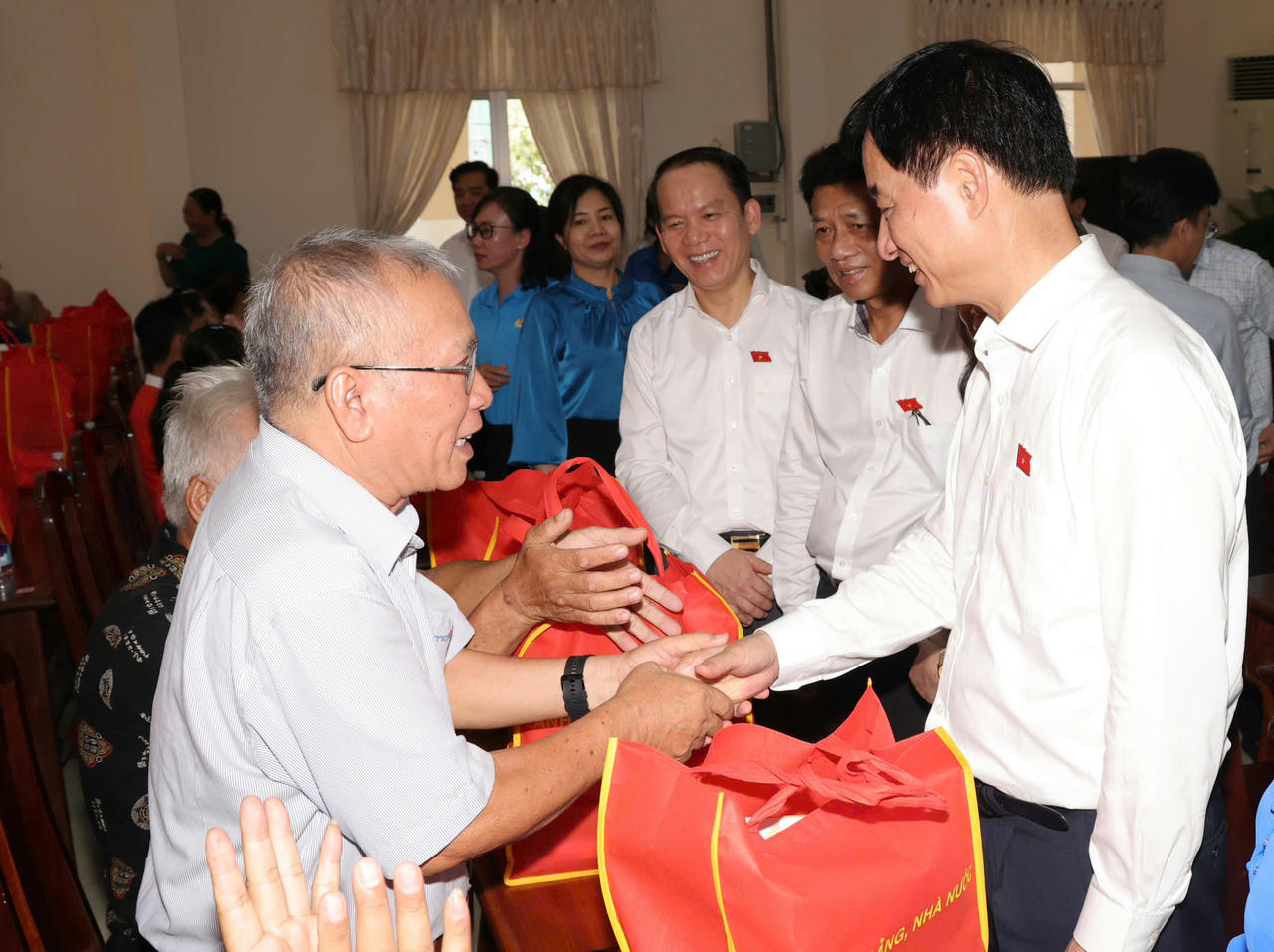Từ phải sang:&nbsp;Trưởng Ban Tổ chức Trung ương&nbsp;Nguyễn Duy Ngọc,&nbsp; Chủ tịch Hội đồng D&acirc;n tộc của Quốc hội L&acirc;m Văn Mẫn v&agrave; Bộ trưởng Bộ Tư ph&aacute;p Ho&agrave;ng Thanh T&ugrave;ng thăm hỏi, tặng qu&agrave; cho gia đ&igrave;nh ch&iacute;nh s&aacute;ch