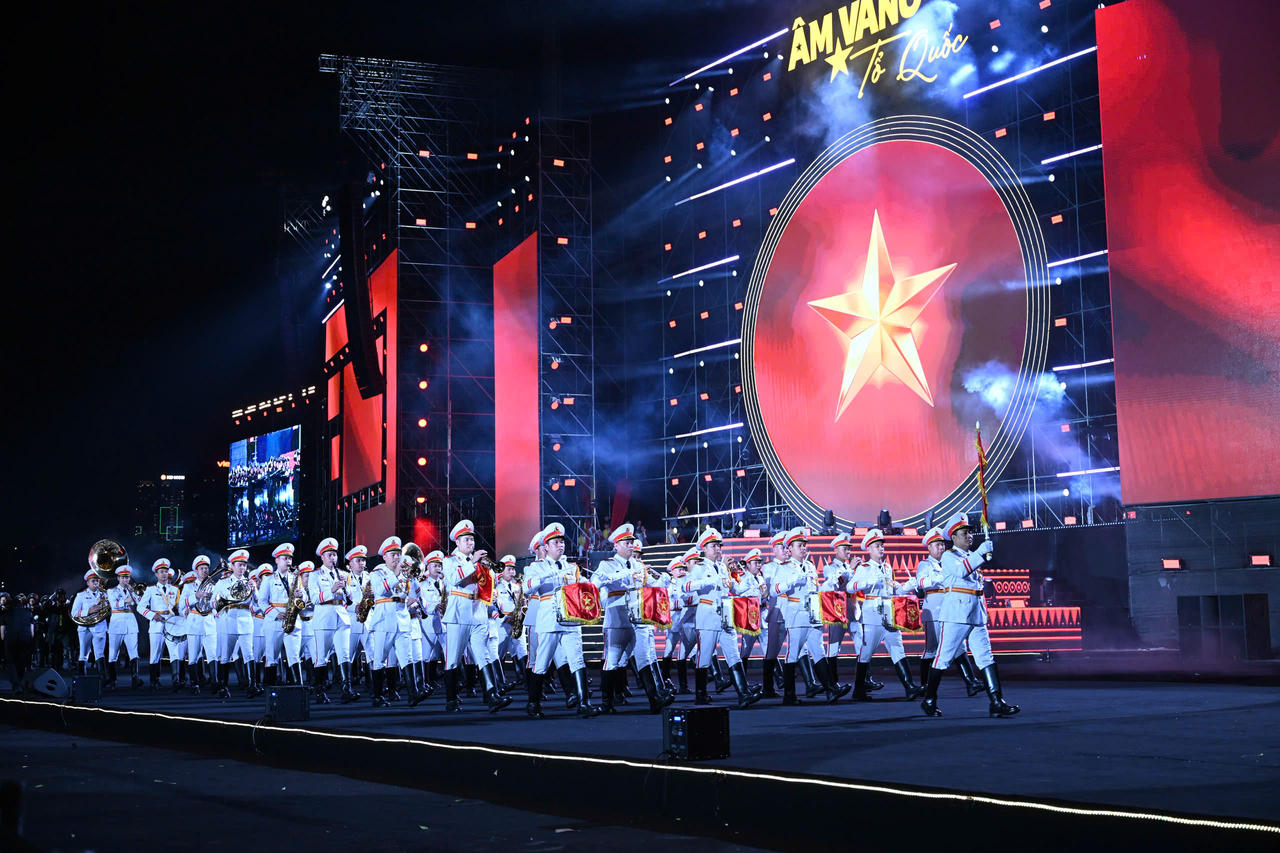 Chương tr&igrave;nh c&oacute; quy m&ocirc; khoảng 40.000 kh&aacute;n giả, với sự tham gia của hơn 2.000 nghệ sĩ, diễn vi&ecirc;n v&agrave; 500 c&aacute;n bộ, chiến sĩ lực lượng vũ trang nh&acirc;n d&acirc;n (Ảnh: V.H&agrave;).