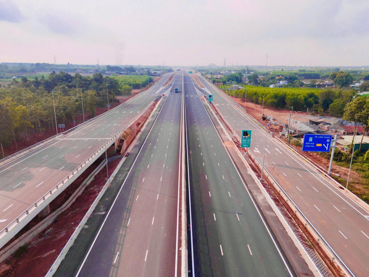 Cao tốc Bi&ecirc;n Ho&agrave; -Vũng T&agrave;u trước giờ th&ocirc;ng xe ch&agrave;o mừng ng&agrave;y đại lễ 30/4 v&agrave; 1/5.