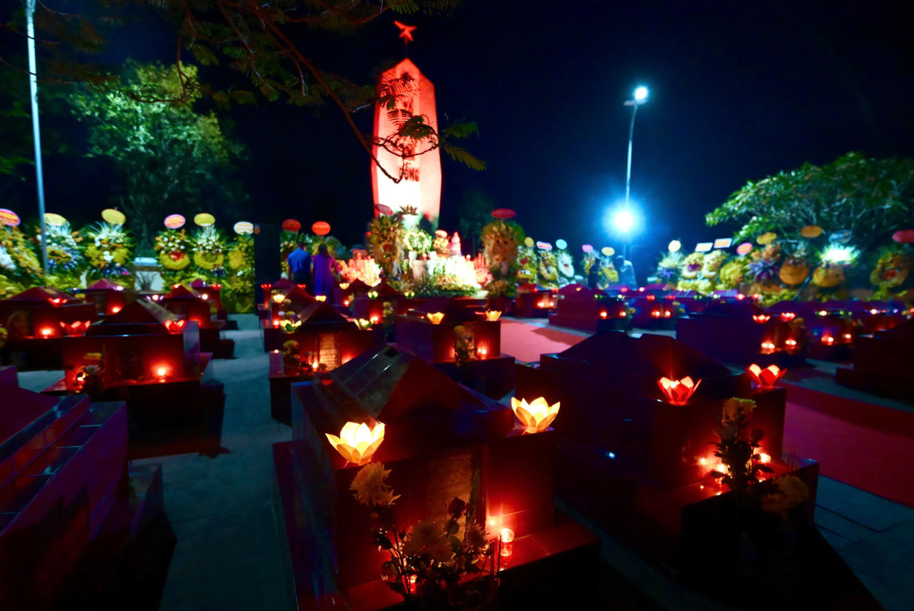 Nghĩa trang liệt sĩ đường sắt tại phường Ho&agrave;ng Mai, Nghệ An. Ảnh: V&otilde; Kh&aacute;nh