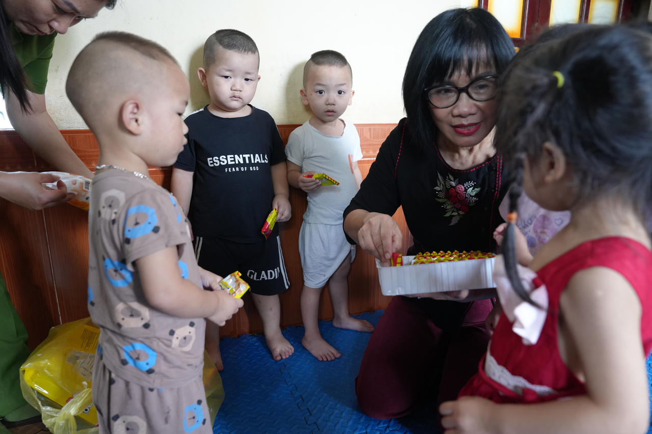 Thứ trưởng Bộ Tư pháp Đặng Hoàng Oanh kiểm tra công tác đặc xá tại Trại giam Phú Sơn 4