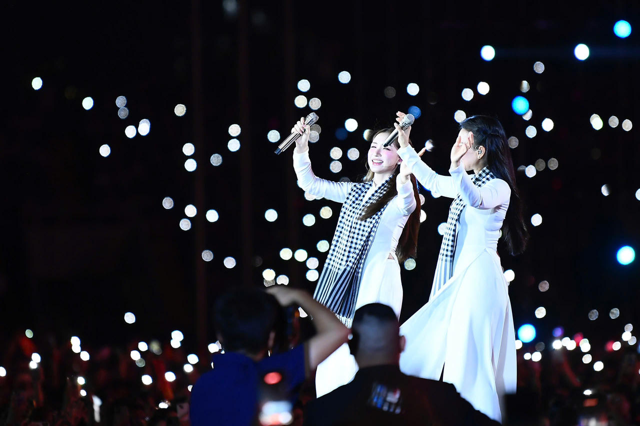 Nhiều nghệ sĩ được c&ocirc;ng ch&uacute;ng y&ecirc;u mến biểu diễn tại chương tr&igrave;nh &ldquo;&Acirc;m vang Tổ quốc&rdquo; (Ảnh: V.H&agrave;).