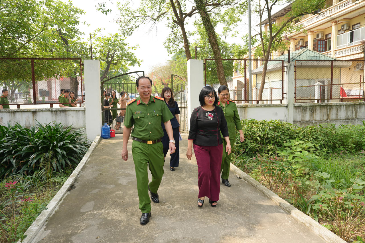 Thứ trưởng Bộ Tư pháp Đặng Hoàng Oanh kiểm tra công tác đặc xá tại Trại giam Phú Sơn 4