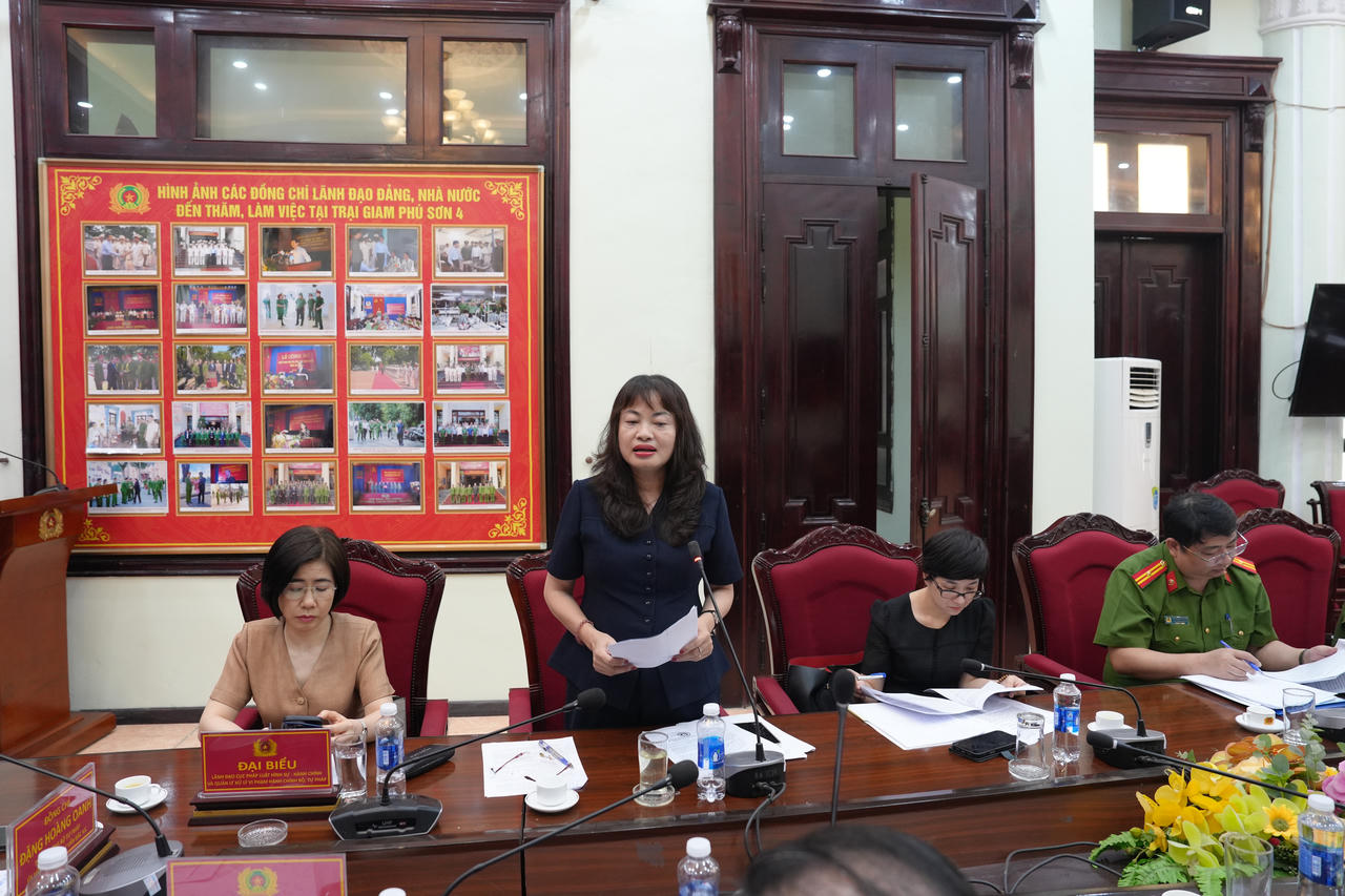 Thứ trưởng Bộ Tư pháp Đặng Hoàng Oanh kiểm tra công tác đặc xá tại Trại giam Phú Sơn 4