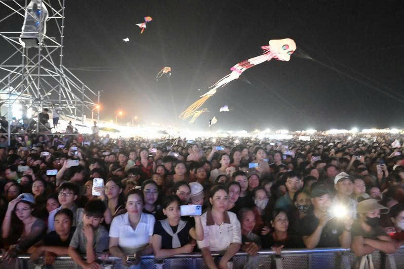 Đ&ocirc;ng đảo du kh&aacute;ch trong v&agrave; ngo&agrave;i tỉnh tham dự chương tr&igrave;nh khai mạc.