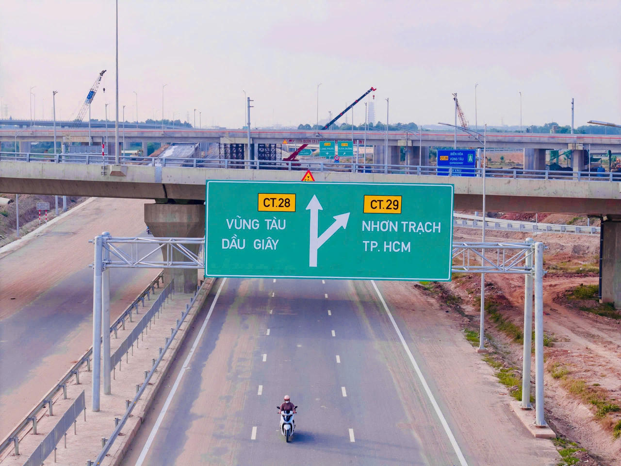 Cao tốc Bi&ecirc;n Ho&agrave; -Vũng T&agrave;u trước giờ th&ocirc;ng xe ch&agrave;o mừng ng&agrave;y đại lễ 30/4 v&agrave; 1/5.