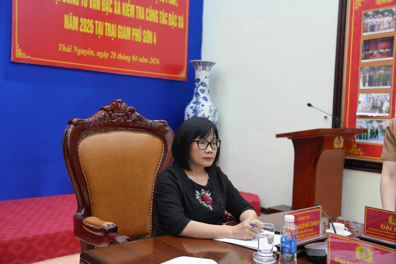 Thứ trưởng Đặng Ho&agrave;ng Oanh lắng nghe &yacute; kiến của đại diện Trại giam Ph&uacute; Sơn 4