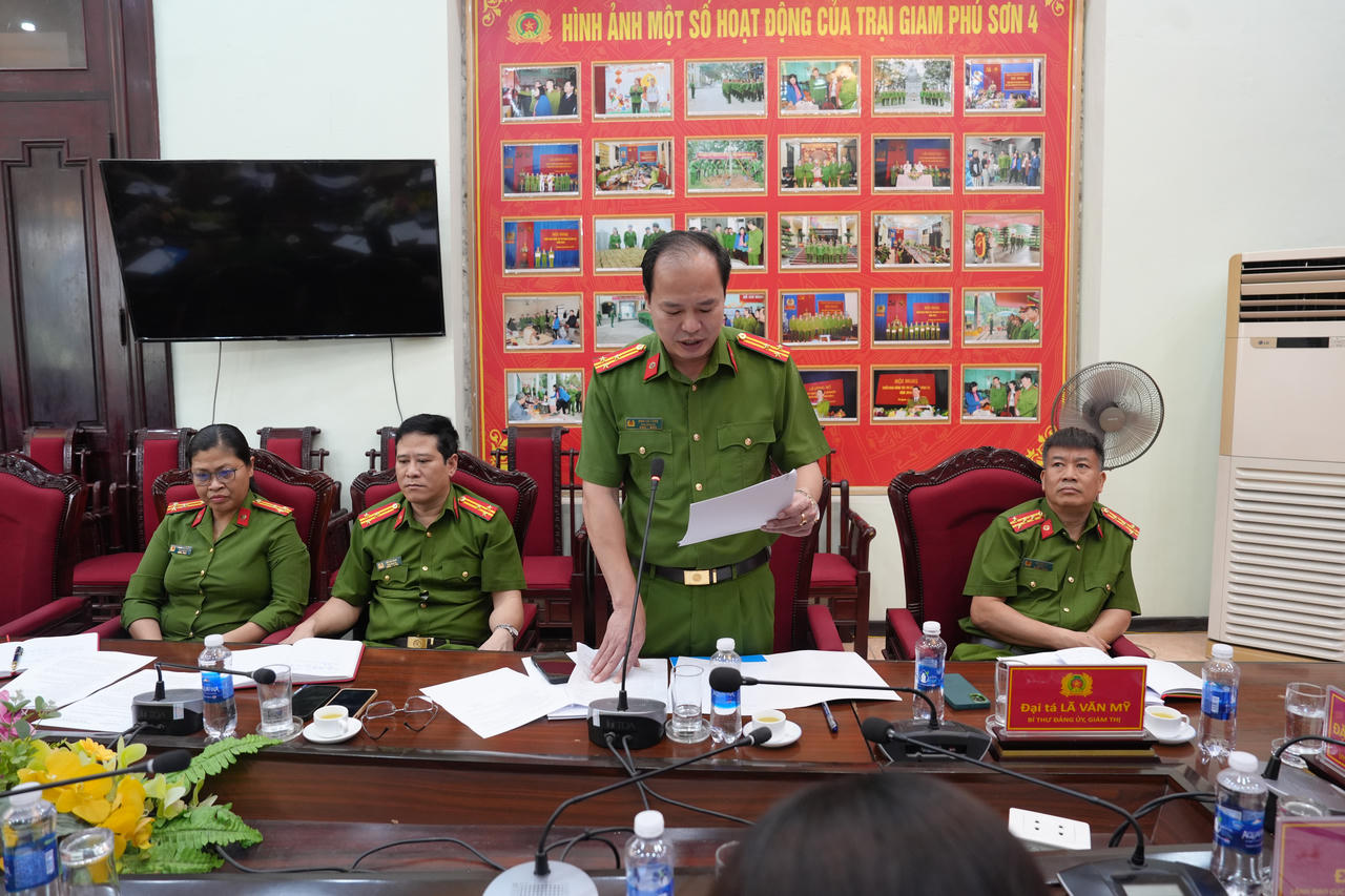 Thứ trưởng Bộ Tư pháp Đặng Hoàng Oanh kiểm tra công tác đặc xá tại Trại giam Phú Sơn 4