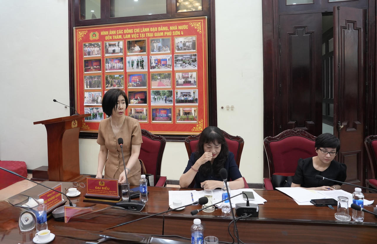 Thứ trưởng Bộ Tư pháp Đặng Hoàng Oanh kiểm tra công tác đặc xá tại Trại giam Phú Sơn 4