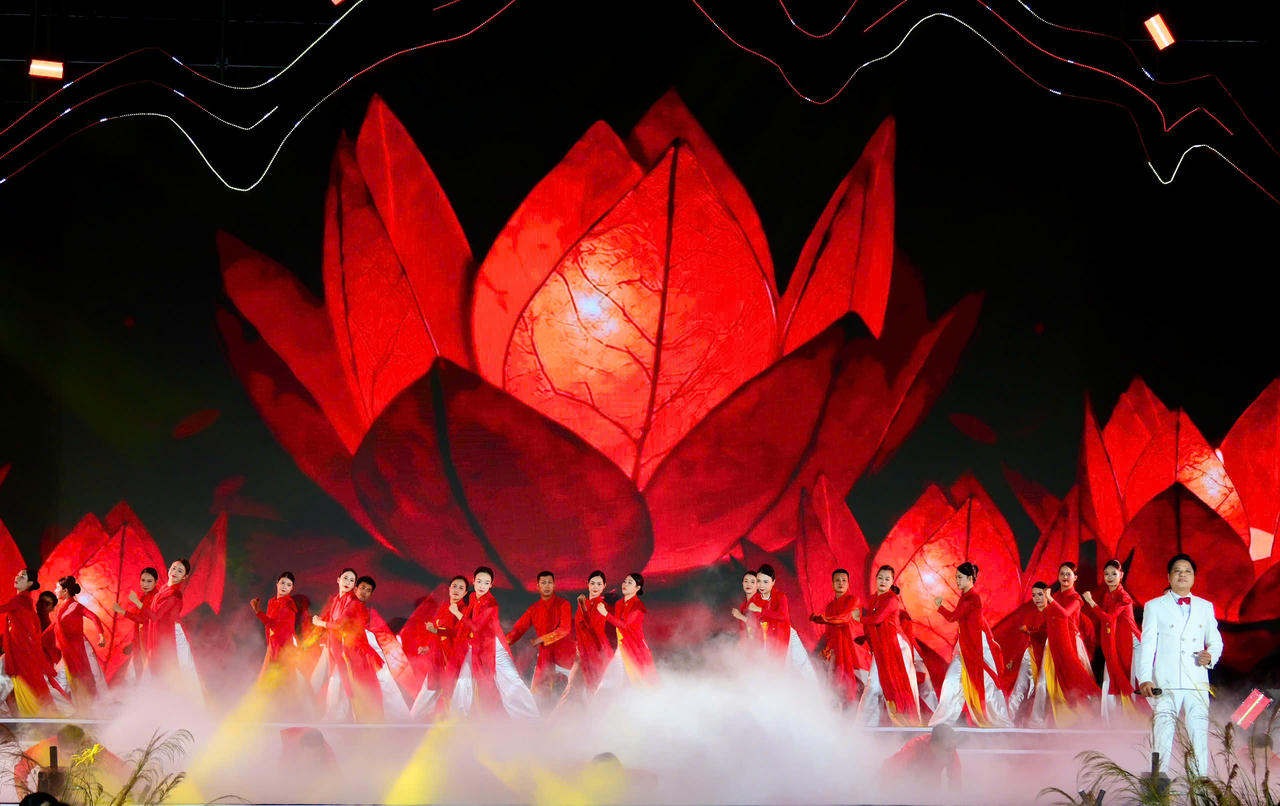 Biểu diễn nghệ thuật tại chương tr&igrave;nh. Ảnh: V&otilde; Kh&aacute;nh