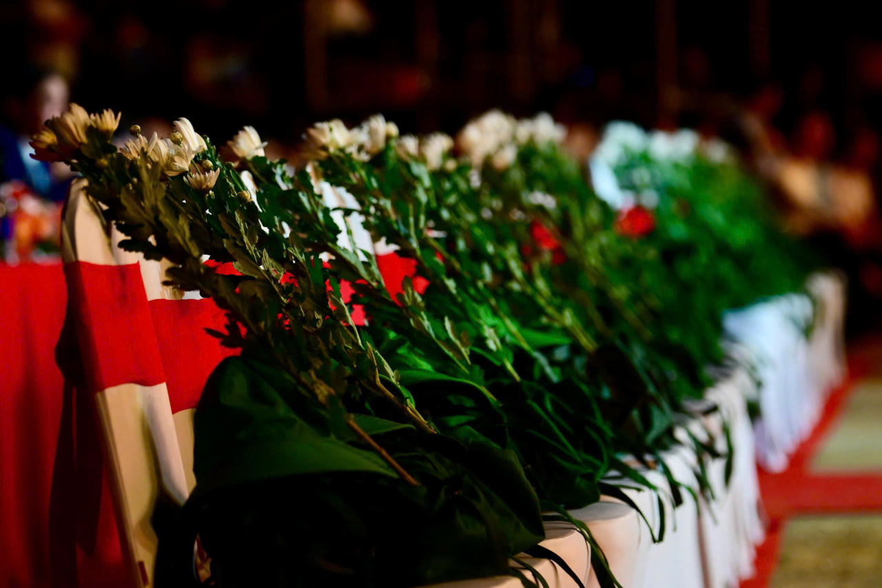 H&agrave;ng ghế đầu tưởng niệm c&aacute;c liệt sĩ TNXP tại hang Hỏa Tiễn. Ảnh: V&otilde; Kh&aacute;nh