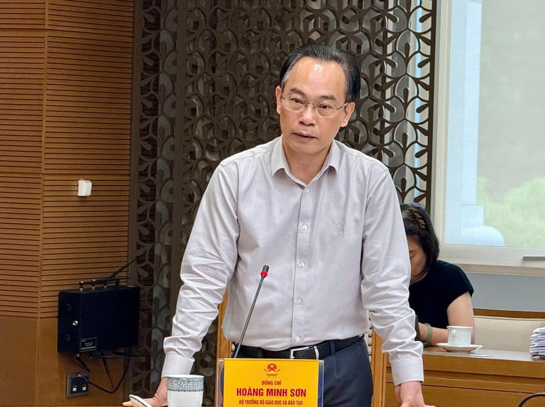 Bộ trưởng Bộ GD&amp;amp;ĐT Ho&agrave;ng Minh Sơn b&aacute;o c&aacute;o tại cuộc họp. (Ảnh: VGP).