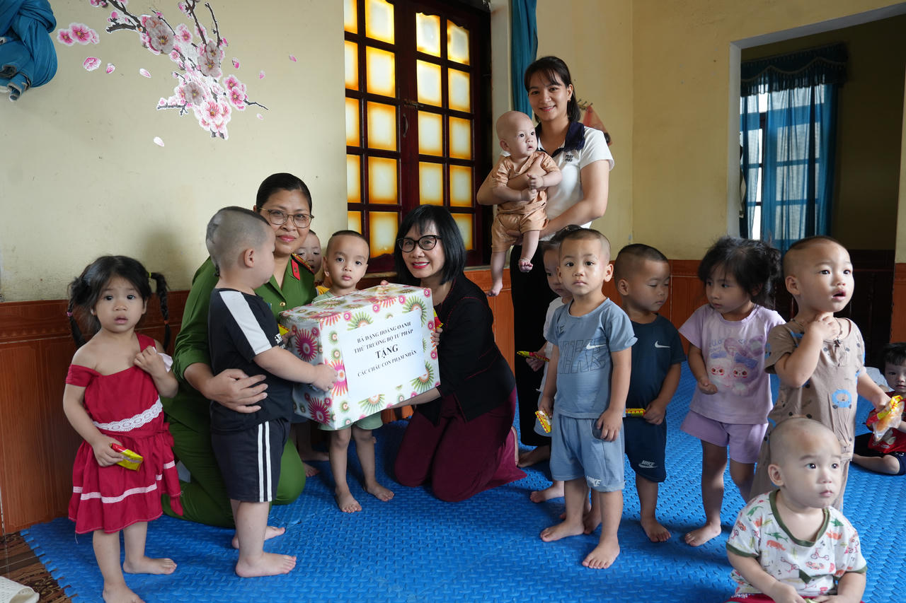 Thứ trưởng Bộ Tư pháp Đặng Hoàng Oanh kiểm tra công tác đặc xá tại Trại giam Phú Sơn 4