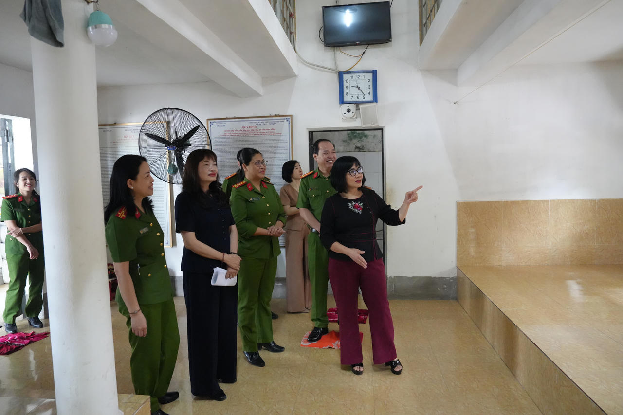 Thứ trưởng Bộ Tư pháp Đặng Hoàng Oanh kiểm tra công tác đặc xá tại Trại giam Phú Sơn 4