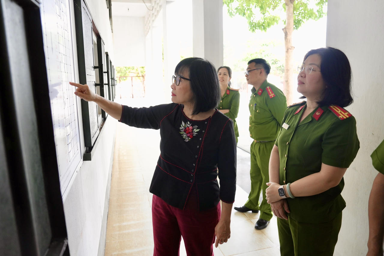 Thứ trưởng Bộ Tư pháp Đặng Hoàng Oanh kiểm tra công tác đặc xá tại Trại giam Phú Sơn 4