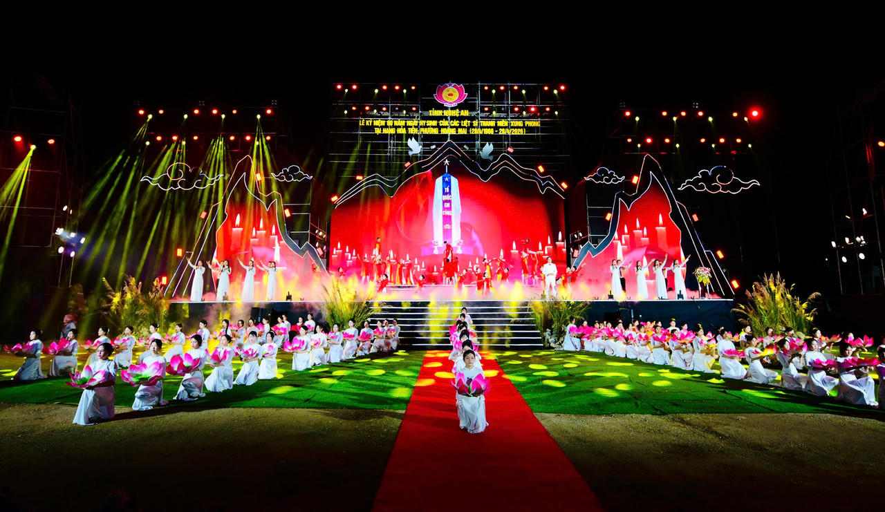 Biểu diễn văn nghệ tại Lễ kỷ niệm. Ảnh: V&otilde; Kh&aacute;nh