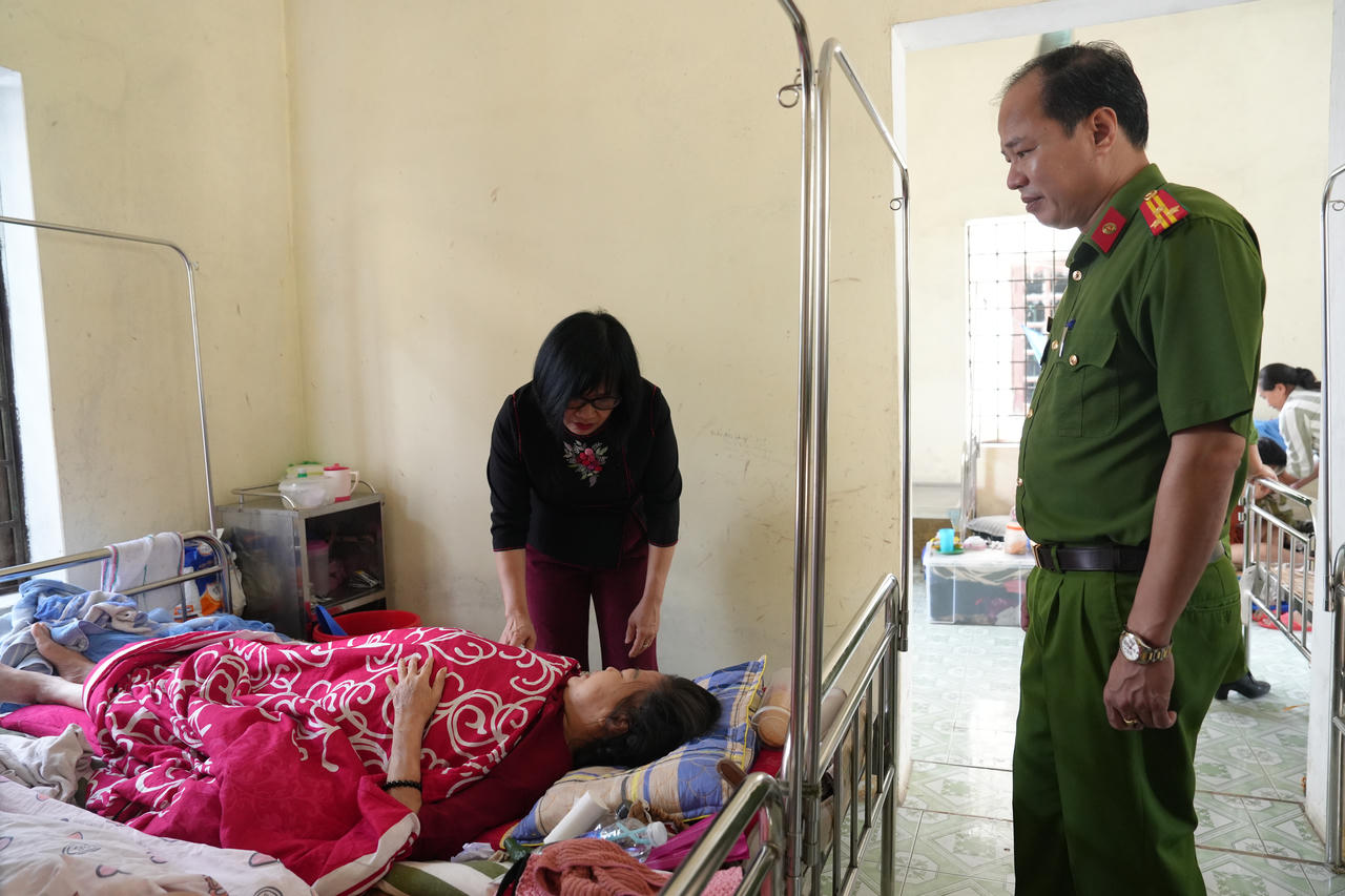 Thứ trưởng Bộ Tư pháp Đặng Hoàng Oanh kiểm tra công tác đặc xá tại Trại giam Phú Sơn 4