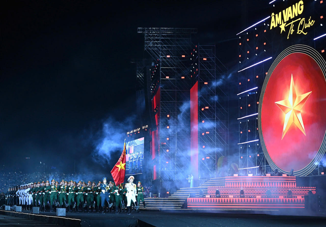 '&Acirc;m vang Tổ quốc&rdquo; kh&ocirc;ng chỉ l&agrave; một chương tr&igrave;nh nghệ thuật, m&agrave; c&ograve;n l&agrave; lời hiệu triệu để mỗi người Việt Nam cảm nhận s&acirc;u sắc niềm tự h&agrave;o d&acirc;n tộc (Ảnh: V.H&agrave;).