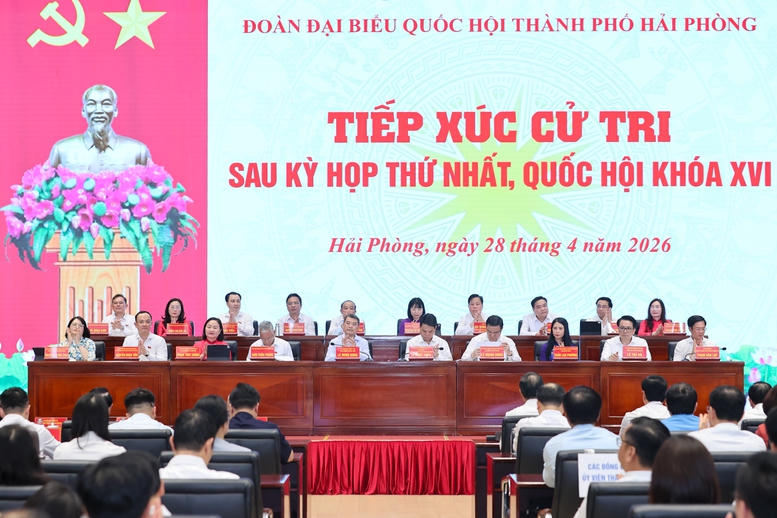 Thủ tướng Ch&iacute;nh phủ L&ecirc; Minh Hưng c&ugrave;ng c&aacute;c đại biểu Quốc hội th&agrave;nh phố Hải Ph&ograve;ng tham dự Hội nghị tiếp x&uacute;c cử tri sau Kỳ họp thứ Nhất Quốc hội kh&oacute;a XVI. Ảnh: VGP News.