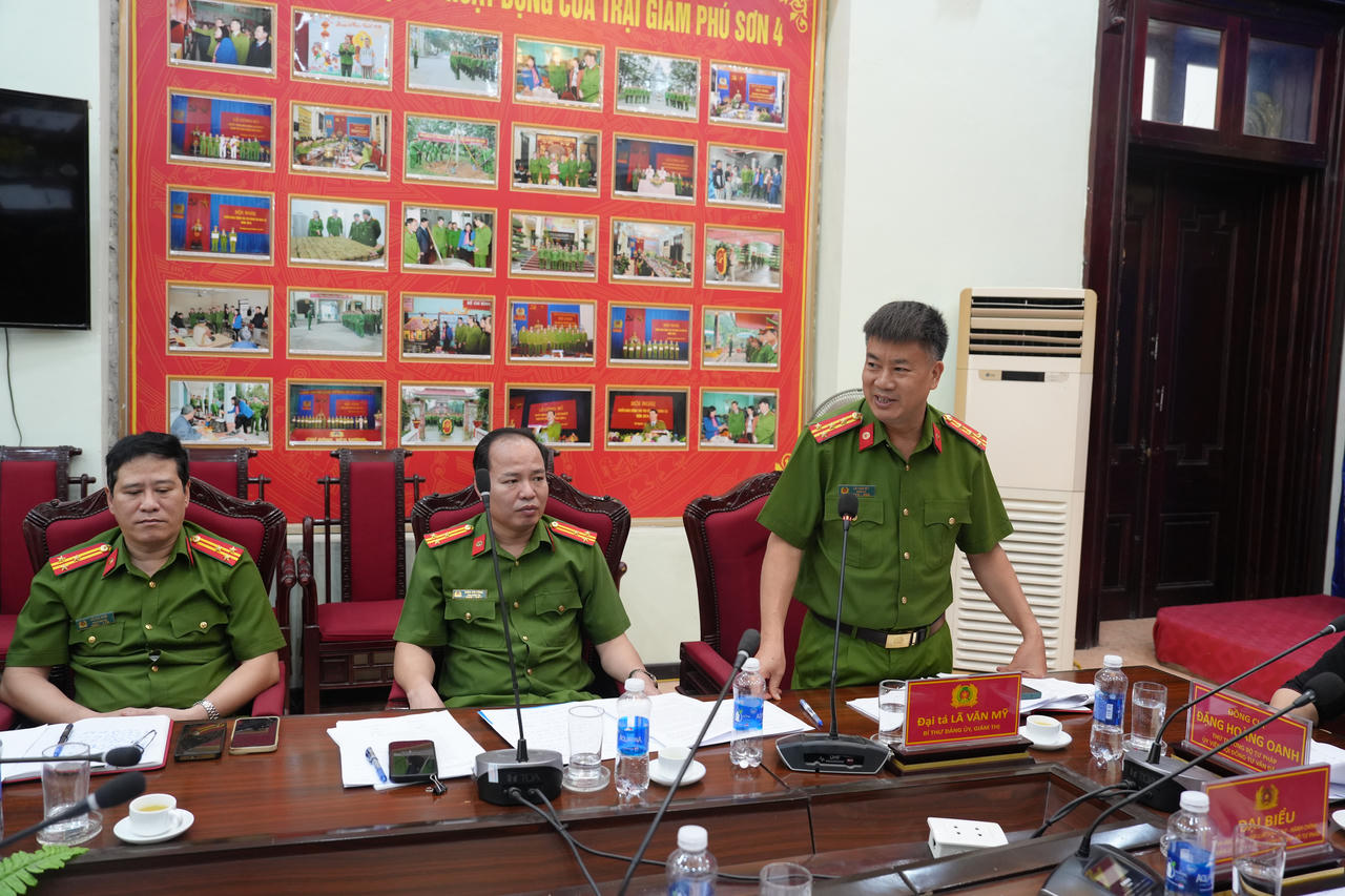 Thứ trưởng Bộ Tư pháp Đặng Hoàng Oanh kiểm tra công tác đặc xá tại Trại giam Phú Sơn 4