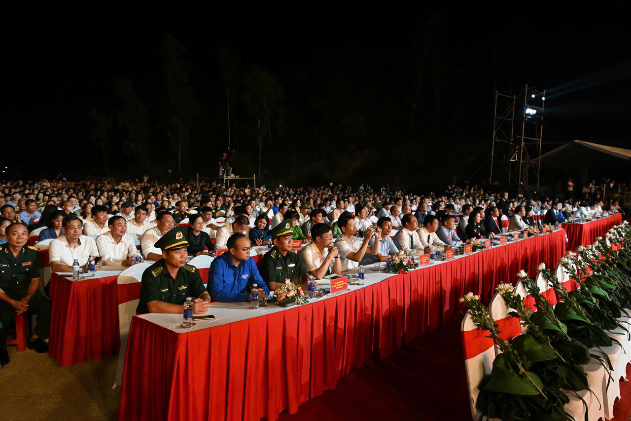 Lễ kỷ niệm được tổ chức trọng thể với sự tham dự của đ&ocirc;ng đảo nh&acirc;n d&acirc;n. Ảnh: V&otilde; Kh&aacute;nh