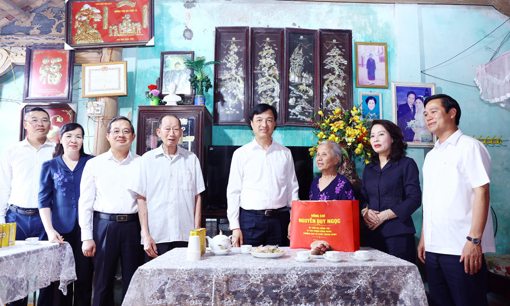 Đo&agrave;n c&ocirc;ng t&aacute;c Trung ương v&agrave; tỉnh Bắc Ninh thăm v&agrave; tặng qu&agrave; gia đ&igrave;nh b&agrave; Nguyễn Thị Thoa.