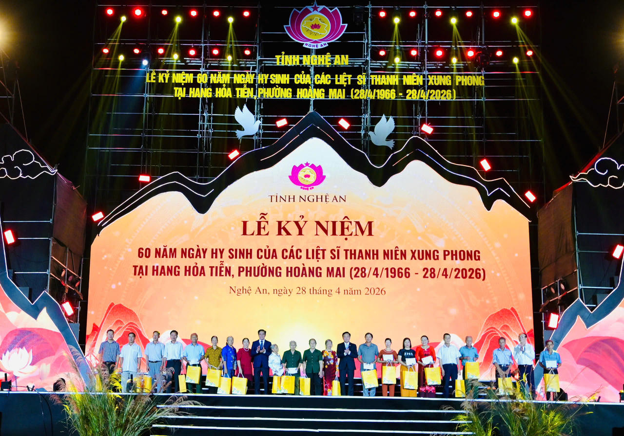 Ban tổ chức trao qu&agrave; cho c&aacute;c gia đ&igrave;nh liệt sĩ. Ảnh: V&otilde; Kh&aacute;nh