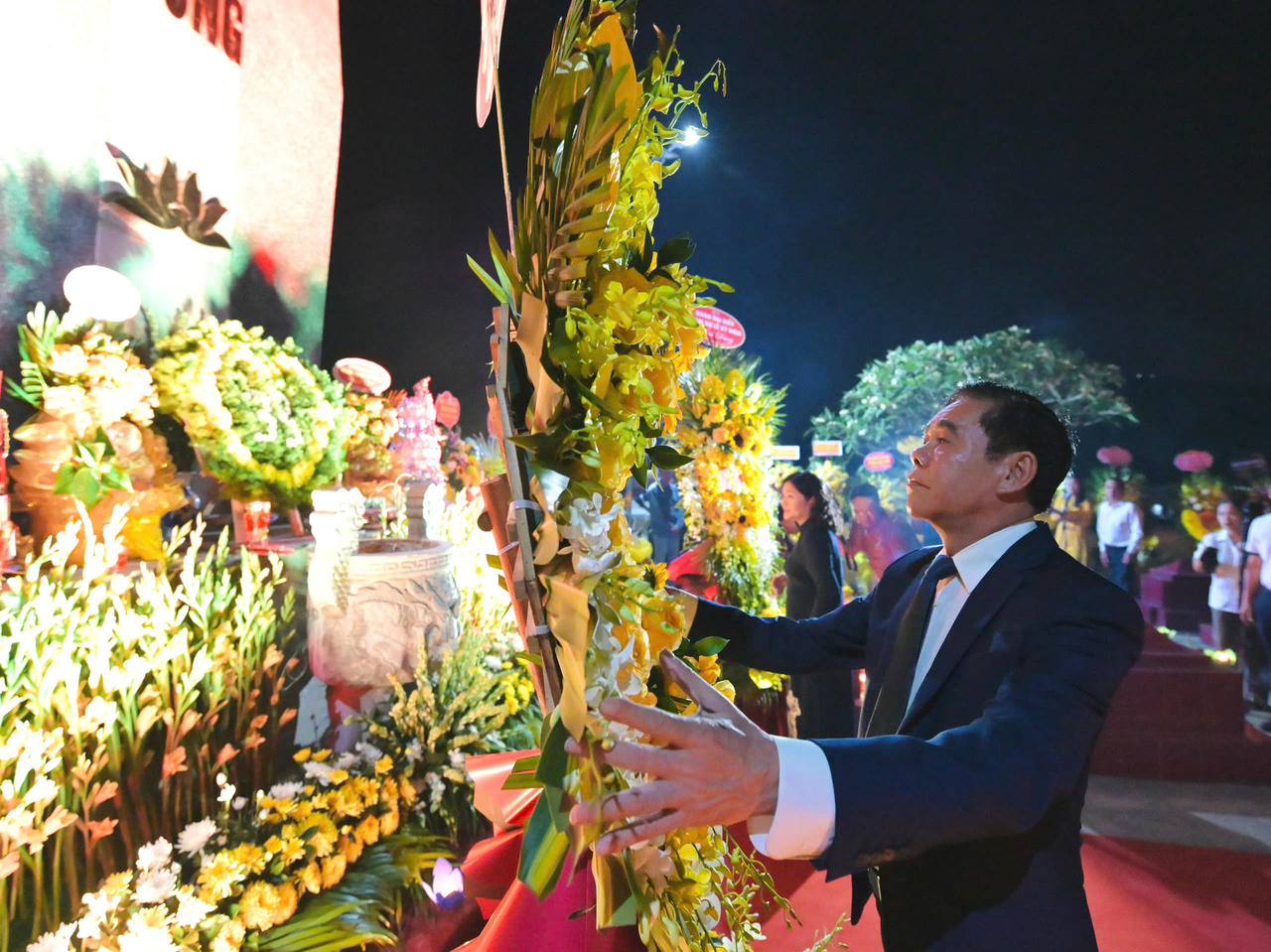 Chủ tịch UBND tỉnh Nghệ An V&otilde; Trọng Hải v&agrave; c&aacute;c đại biểu d&acirc;ng hương, d&acirc;ng hoa tưởng niệm tại Nghĩa trang liệt sĩ đường sắt. Ảnh: V&otilde; Kh&aacute;nh