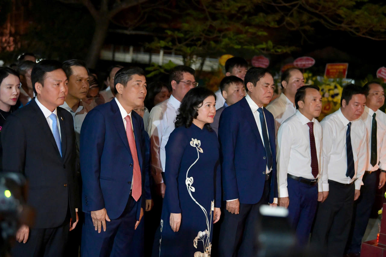 Kỷ niệm 60 năm ng&agrave;y hy sinh của 33 liệt sĩ hang Hỏa Tiễn: &ldquo;Lửa thi&ecirc;ng trong đ&aacute;&rdquo;