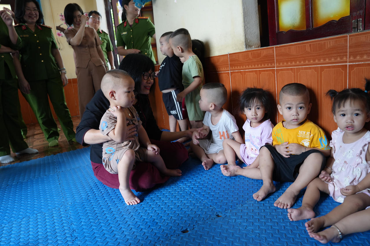 Thứ trưởng Bộ Tư pháp Đặng Hoàng Oanh kiểm tra công tác đặc xá tại Trại giam Phú Sơn 4