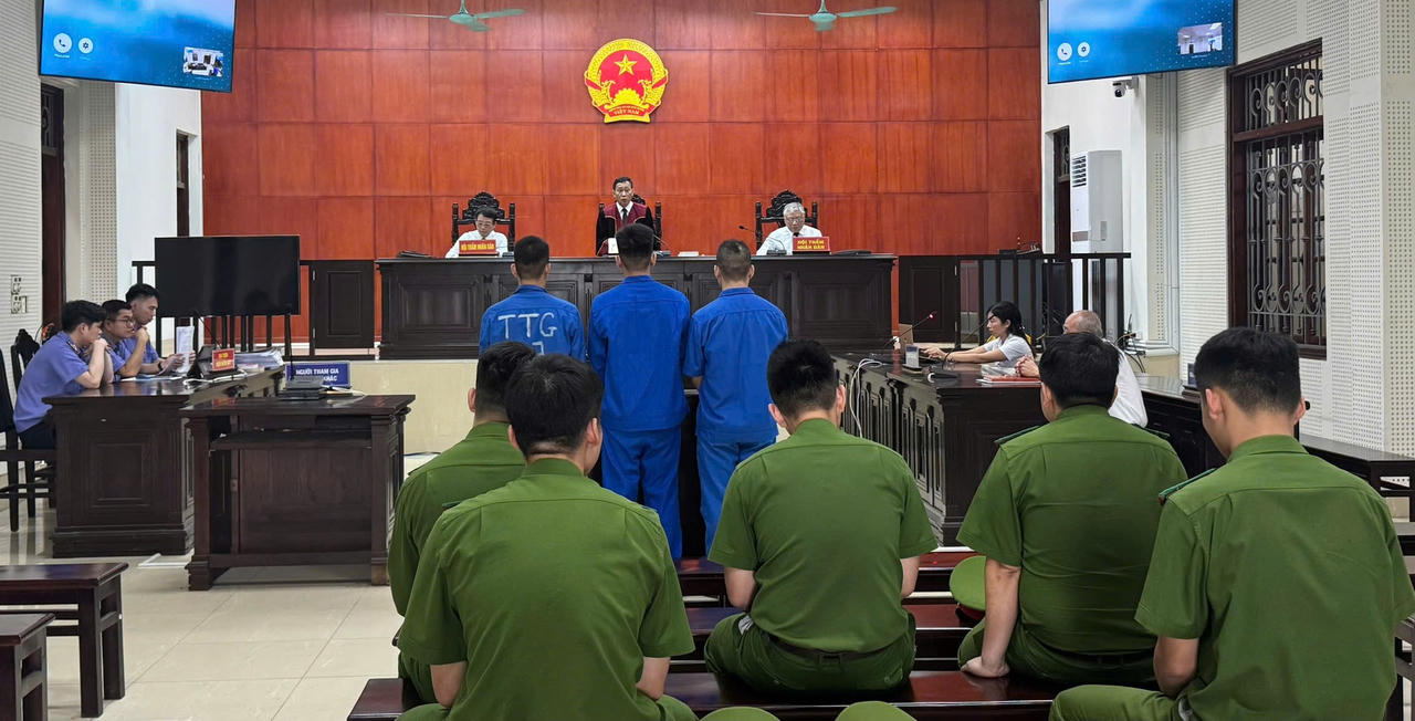 Phi&ecirc;n t&ograve;a h&igrave;nh sự sơ thẩm x&eacute;t xử bị c&aacute;o Trịnh Văn Thuận c&ugrave;ng đồng phạm.