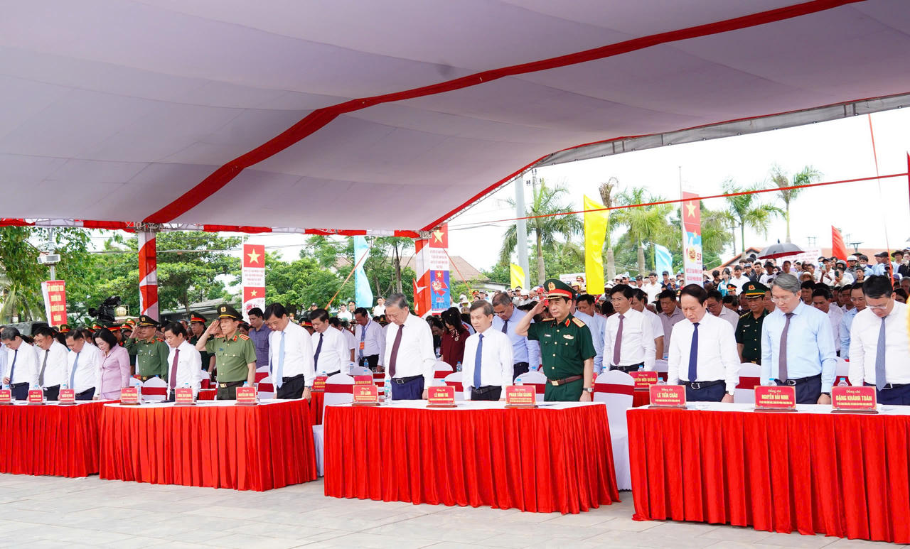 Tổng B&iacute; thư, Chủ tịch nước T&ocirc; L&acirc;m c&ugrave;ng c&aacute;c đồng ch&iacute; l&atilde;nh đạo Đảng, Nh&agrave; nước dự Lễ Thượng cờ Lễ hội &ldquo;Thống nhất non s&ocirc;ng&rdquo; tại Kỳ đ&agrave;i Hiền Lương, tỉnh Quảng Trị.