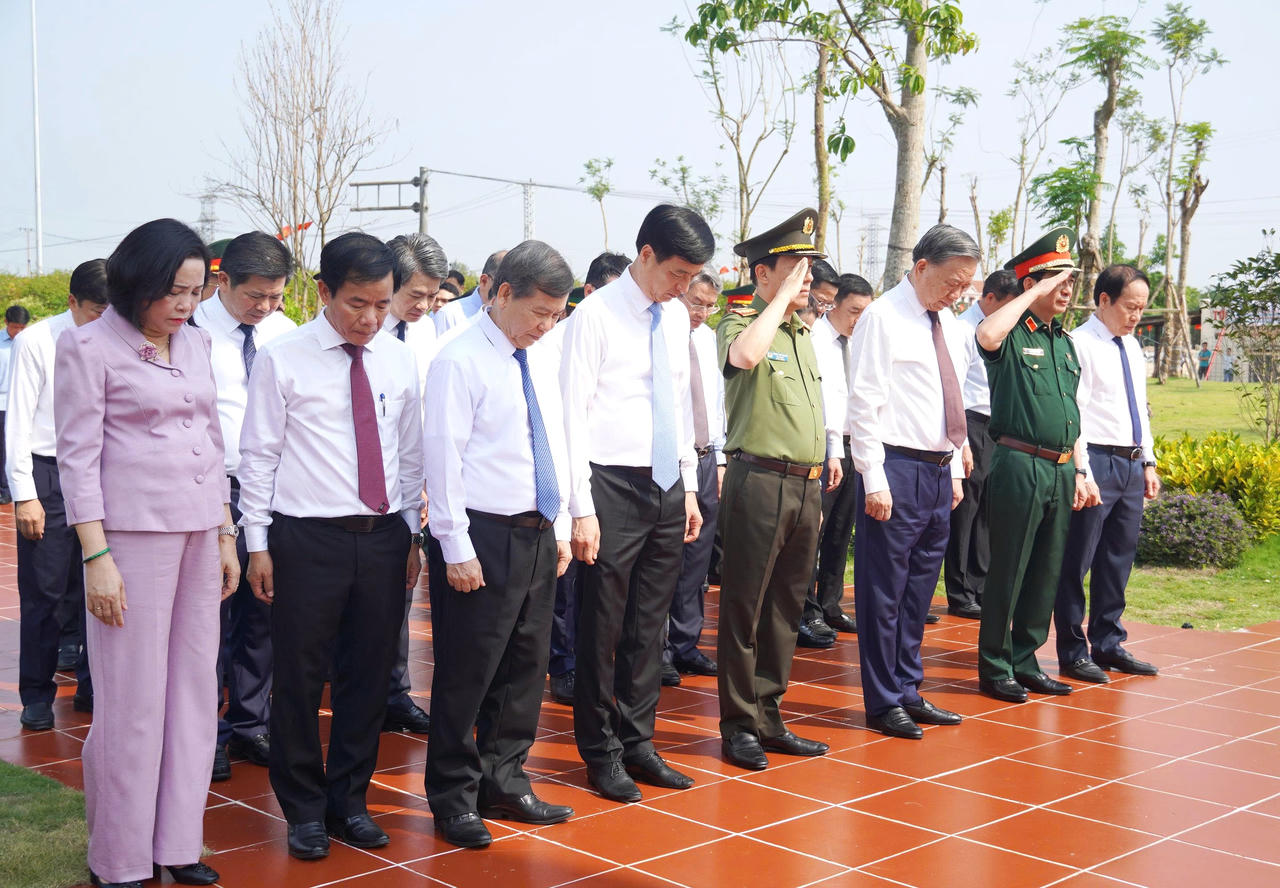 Tổng B&iacute; thư, Chủ tịch nước T&ocirc; L&acirc;m c&ugrave;ng c&aacute;c đồng ch&iacute; l&atilde;nh đạo Đảng, Nh&agrave; nước d&agrave;nh ph&uacute;t mặc niệm c&aacute;c Anh h&ugrave;ng liệt sĩ tại Khu di t&iacute;ch lịch sử quốc gia đặc biệt Bến ph&agrave; Gianh.