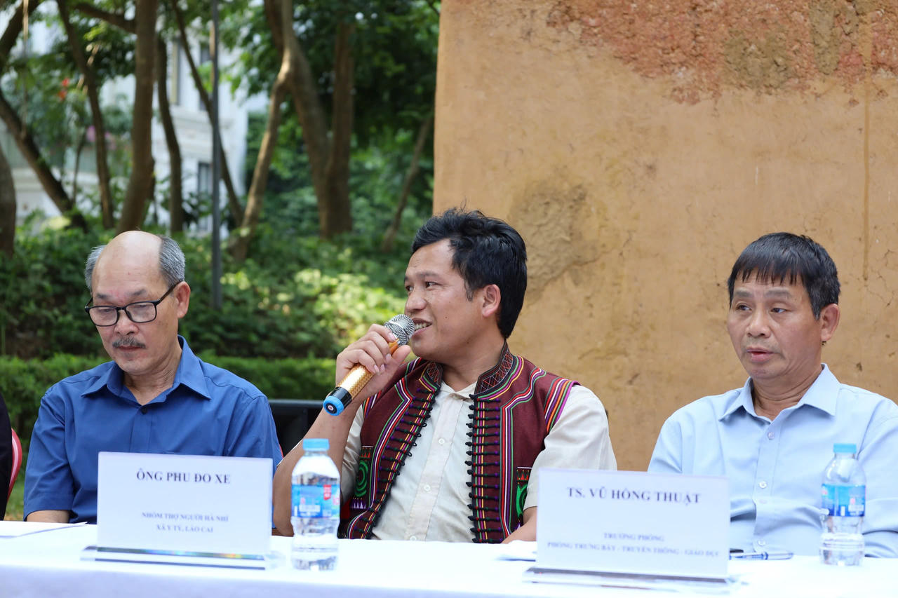 Anh Phu Đo Xe thợ sửa nh&agrave; truyền thống người H&agrave; Nh&igrave; b&agrave;y tỏ niềm tự h&agrave;o khi được sửa chữa ng&ocirc;i nh&agrave; truyền thống của d&acirc;n tộc m&igrave;nh.