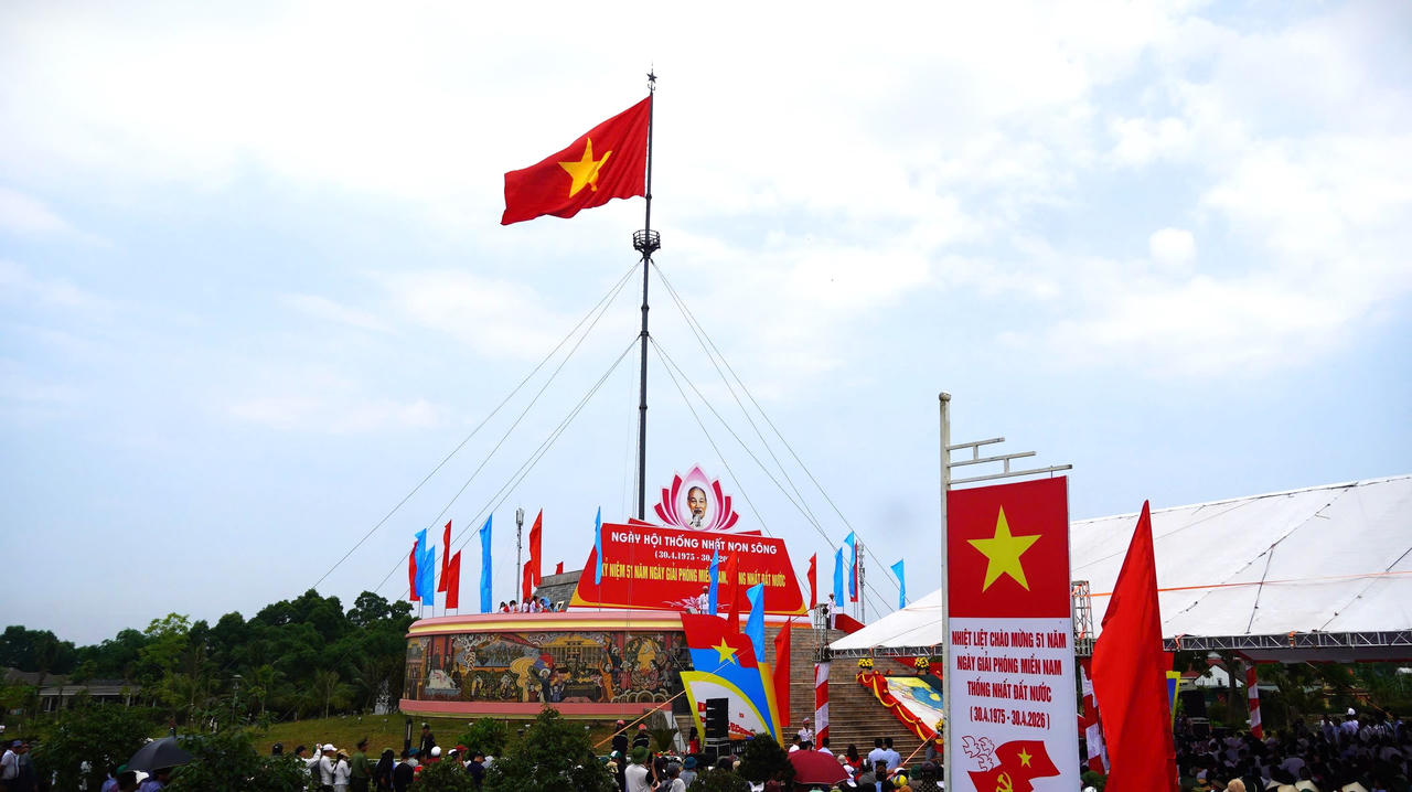 L&aacute; cờ Tổ quốc tung bay tr&ecirc;n Kỳ đ&agrave;i Hiền Lương trong Lễ Thượng cờ Lễ hội &ldquo;Thống nhất non s&ocirc;ng&rdquo; kỷ niệm 51 năm Ng&agrave;y Giải ph&oacute;ng miền Nam, thống nhất đất nước tại tỉnh Quảng Trị.