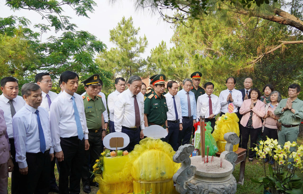 Tổng B&iacute; thư, Chủ tịch nước T&ocirc; L&acirc;m v&agrave; c&aacute;c đại biểu tưởng niệm, tri &acirc;n Đại tướng V&otilde; Nguy&ecirc;n Gi&aacute;p.