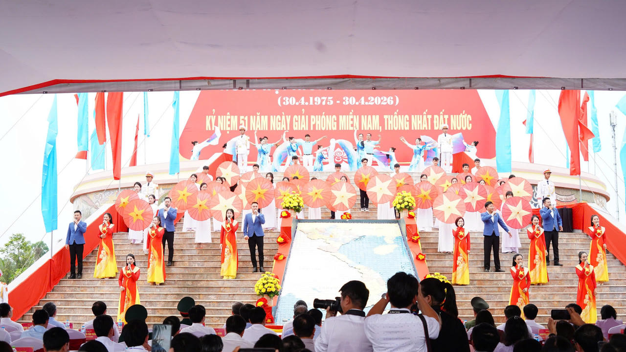 Tiết mục nghệ thuật ch&agrave;o mừng tại Lễ Thượng cờ Lễ hội &ldquo;Thống nhất non s&ocirc;ng&rdquo; kỷ niệm 51 năm Ng&agrave;y Giải ph&oacute;ng miền Nam, thống nhất đất nước.