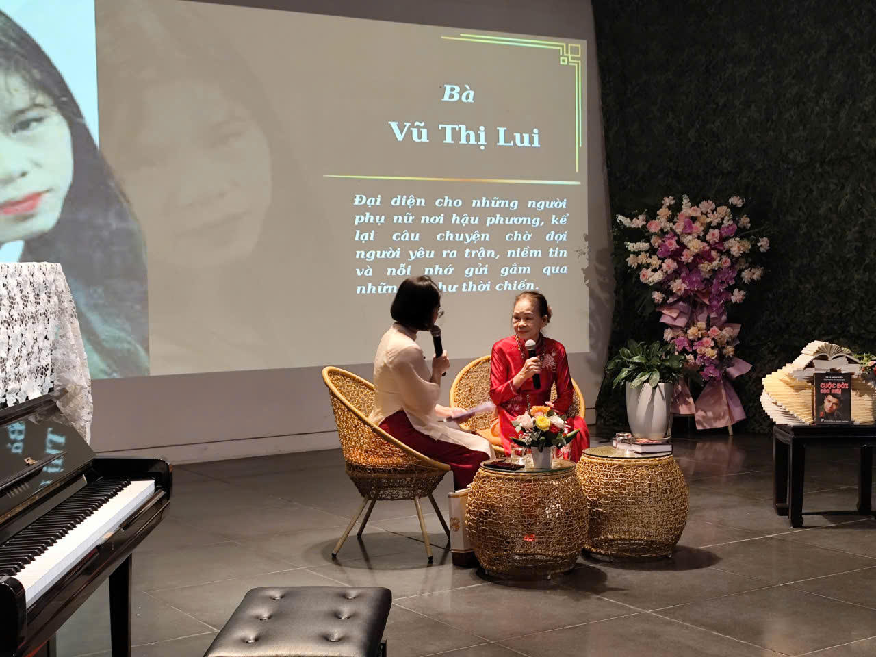 B&agrave; Vũ Thị Lui chia sẻ tại tọa đ&agrave;m.