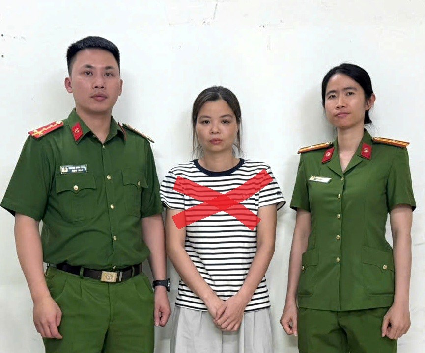 Đối tượng Vũ Thị Mai Phương (SN 1988, tr&uacute; tại TDP T&ecirc; Chử, phường An Hải) tại cơ quan C&ocirc;ng an.