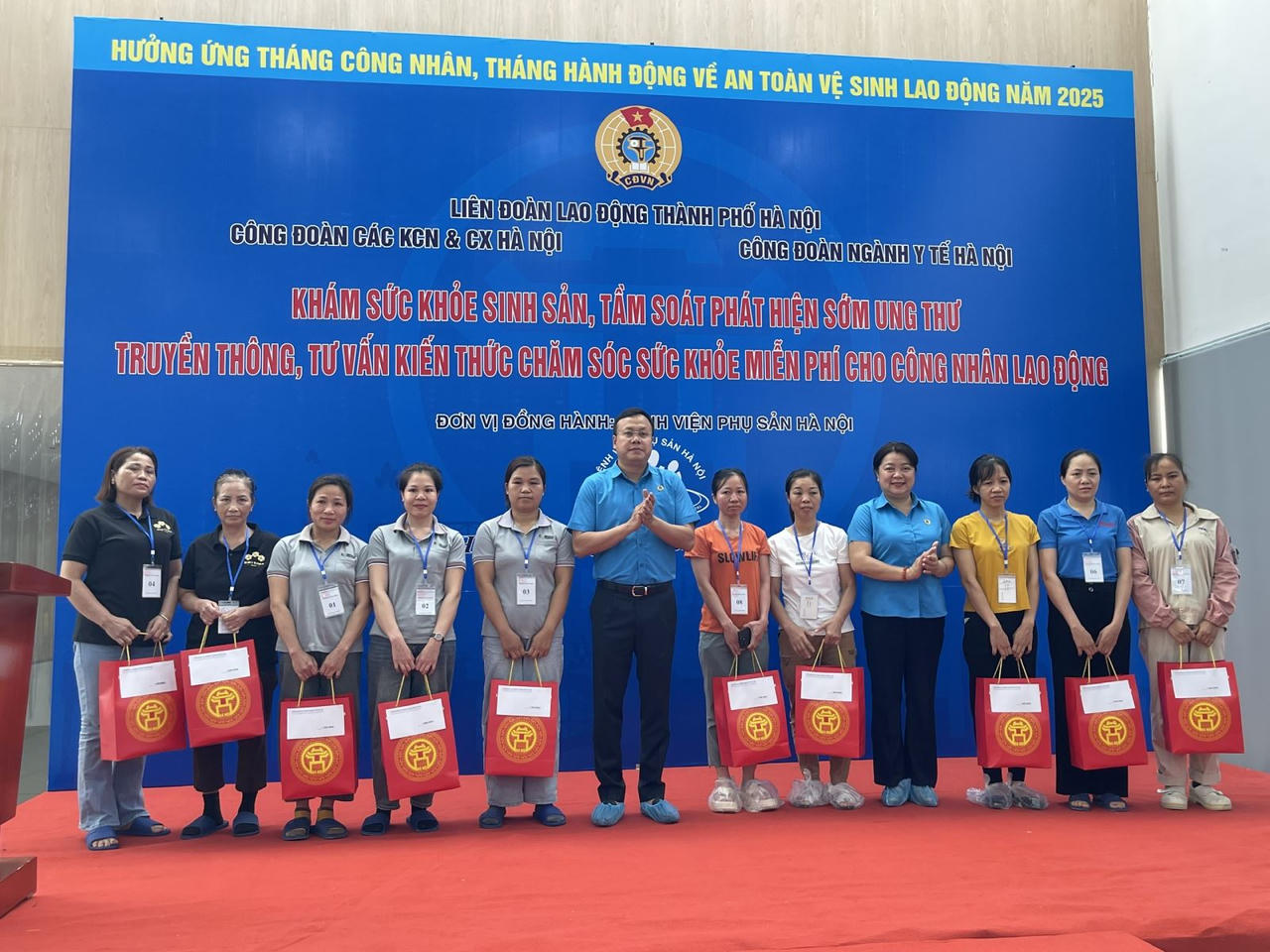 L&atilde;nh đạo Li&ecirc;n đo&agrave;n Lao động TP H&agrave; Nội tặng qu&agrave; cho nữ c&ocirc;ng nh&acirc;n c&oacute; ho&agrave;n cảnh kh&oacute; khăn. (Ảnh: PV)