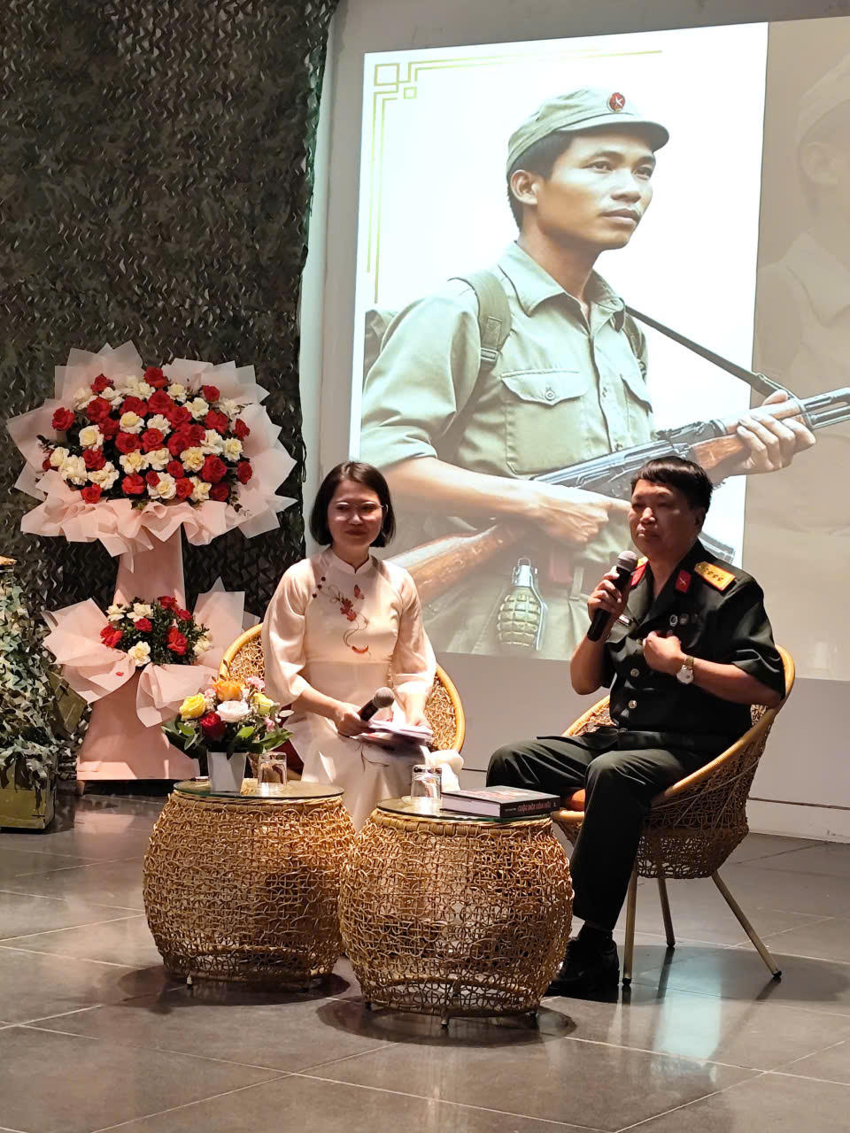 Với&nbsp;Đại t&aacute;, nh&agrave; văn, nh&agrave; b&aacute;o Đặng Vương Hưng, mỗi l&aacute; thư thời chiến l&agrave; trang nhật k&yacute; sống động nhất, trung thực nhất về t&acirc;m hồn người l&iacute;nh giữa lằn ranh sinh tử.