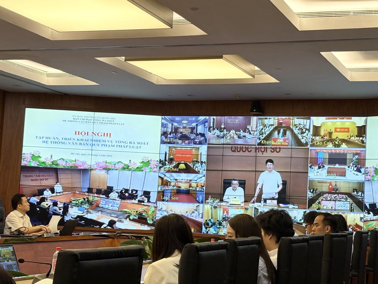 M&agrave;n h&igrave;nh trực tuyến tại điểm cầu Trung ương.