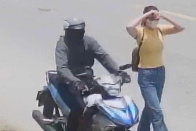 Hai đối tượng trước thời điểm g&acirc;y &aacute;n do camera an ninh của người d&acirc;n ghi lại.