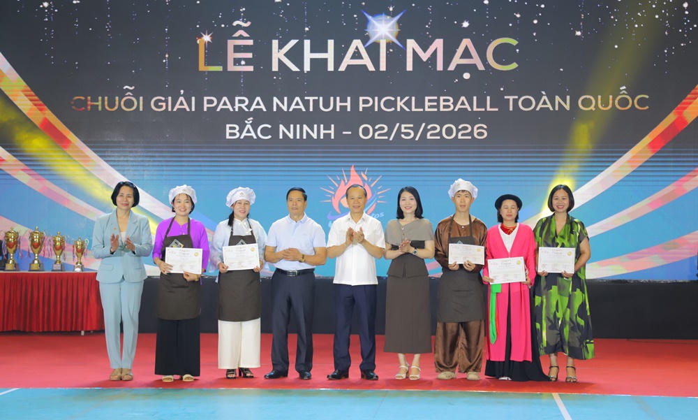 Ph&oacute; Chủ tịch Thường trực UBND tỉnh Mai Sơn c&ugrave;ng c&aacute;c đại biểu trao giấy chứng nhận cho c&aacute;c đơn vị tham gia chung kết cuộc thi &ldquo;Việt Thực Para Natuh &ndash; Bắc Ninh&rdquo;.