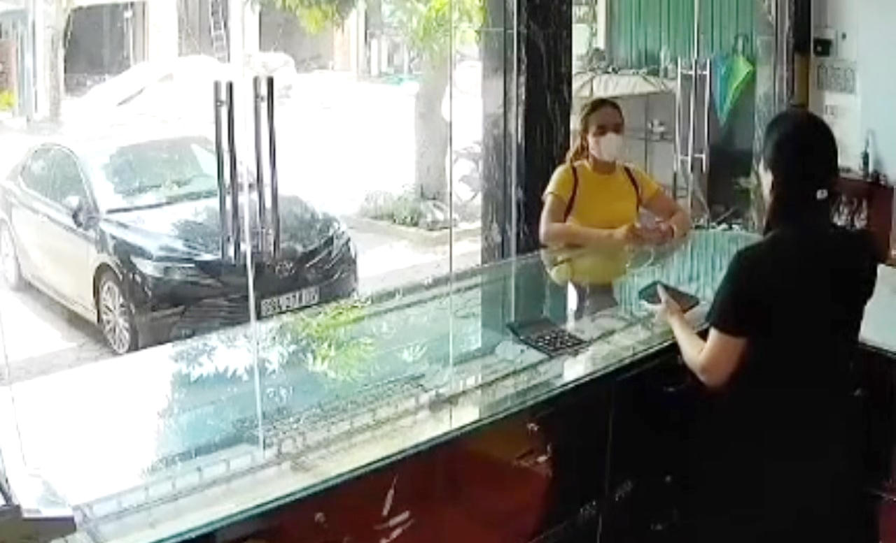 H&igrave;nh ảnh đối tượng Nguyễn Thị Mỹ Linh v&agrave;o mua v&agrave;ng rồi cướp bỏ chạy khỏi tiệm v&agrave;ng Huế Thương.