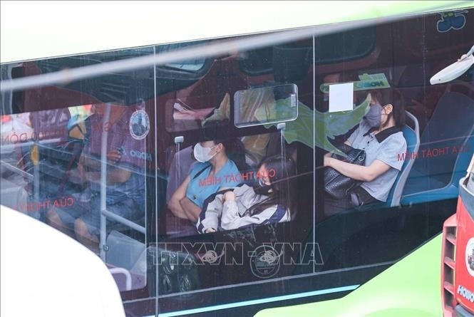 Nhiều h&agrave;nh kh&aacute;ch quay trở lại H&agrave; Nội sau kỳ nghỉ lễ, sẵn s&agrave;ng quay lại nhịp sống thường nhật.&nbsp;(Ảnh: TTXVN)