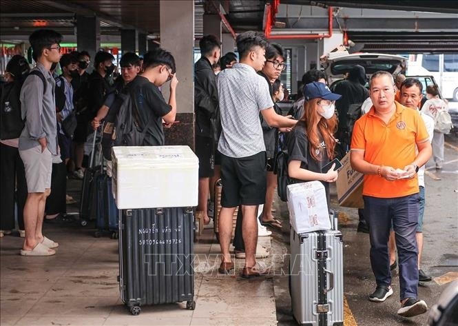 Dòng người hối hả trở lại Hà Nội sau kỳ nghỉ lễ
