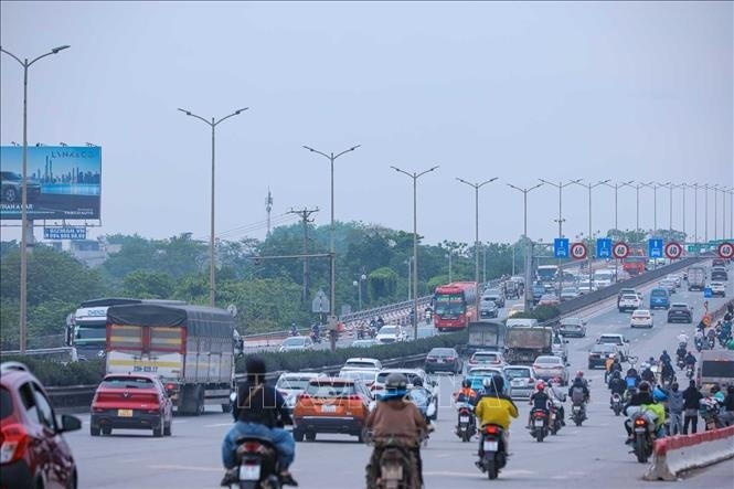 Lưu lượng phương tiện đi v&agrave;o trung t&acirc;m H&agrave; Nội từ hướng cầu Thanh Tr&igrave; tăng nhanh so với những ng&agrave;y nghỉ lễ.&nbsp;(Ảnh: TTXVN)