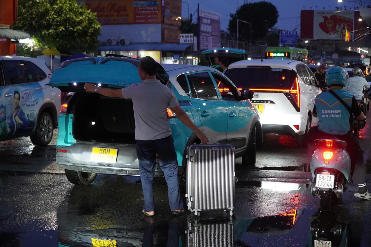 Dòng người hối hả trở lại Hà Nội sau kỳ nghỉ lễ