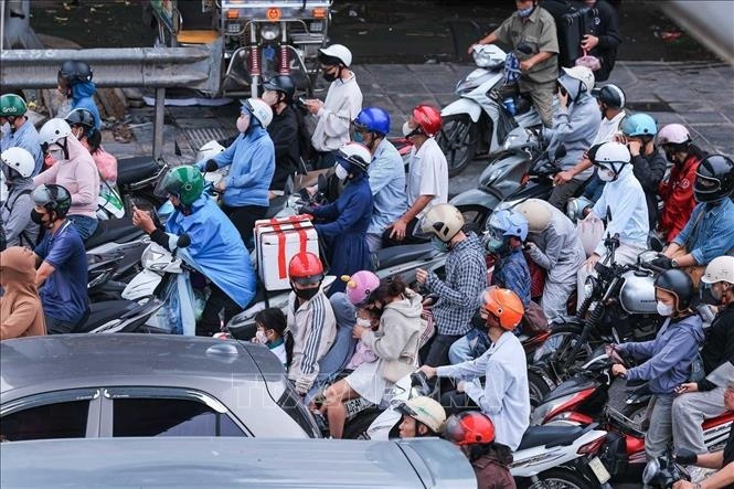 Dòng người hối hả trở lại Hà Nội sau kỳ nghỉ lễ